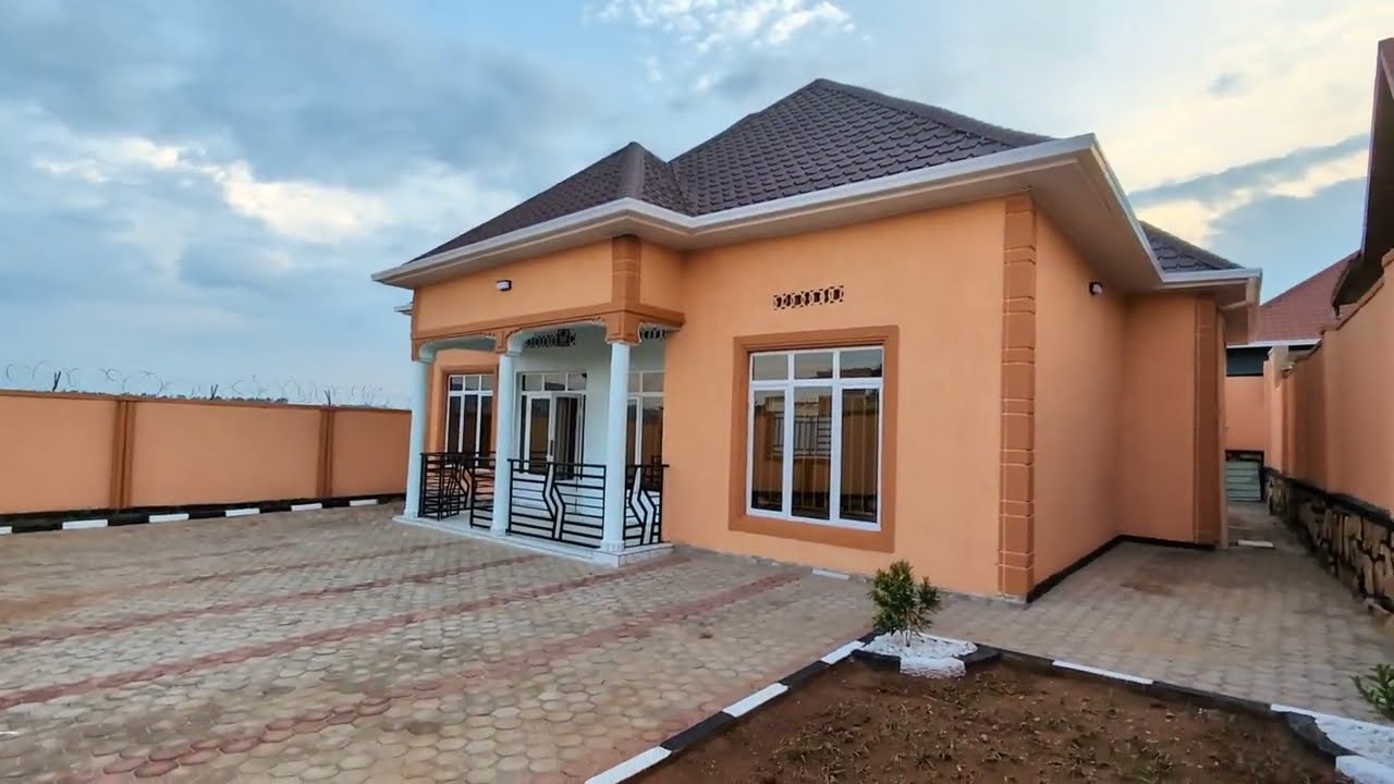 Cyamunara inzu ihendutse ibyumba 4 toilet 2 parking 4 ubuso bwa 400 sqm bugesera ntarama 0789394412