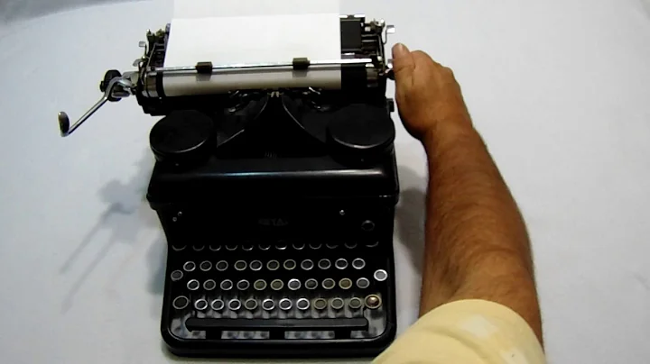ROYAL KHM TYPEWRITER