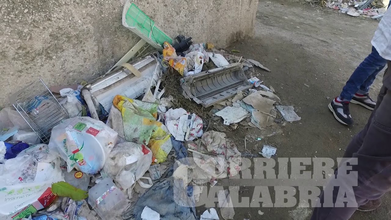 Covid e degrado, il campo rom di Scordovillo è una polveriera. «Chi pensa a noi?»