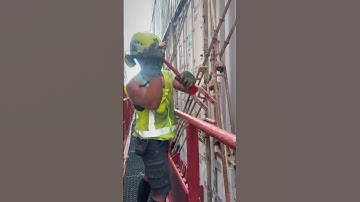 Stevedore Lashing containers on Maersk Rio Blanco