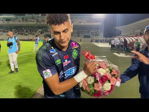 لقطة رائعة للاعب الرجاء البيضاوي مهدي المشخشخ يهدي الورود للجماهير القنيطرية