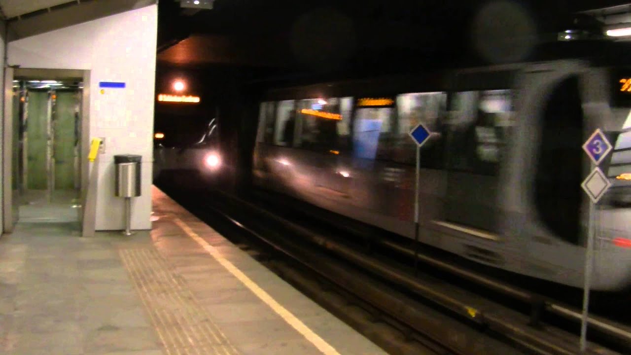 Kruising van SG3 rijtuigen metrostation Gerdesiaweg