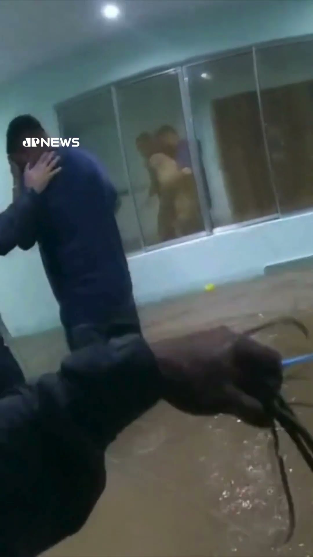 Bodycam registra o resgate de pessoas ilhadas em uma enchente na Zona Leste de São Paulo #Shorts