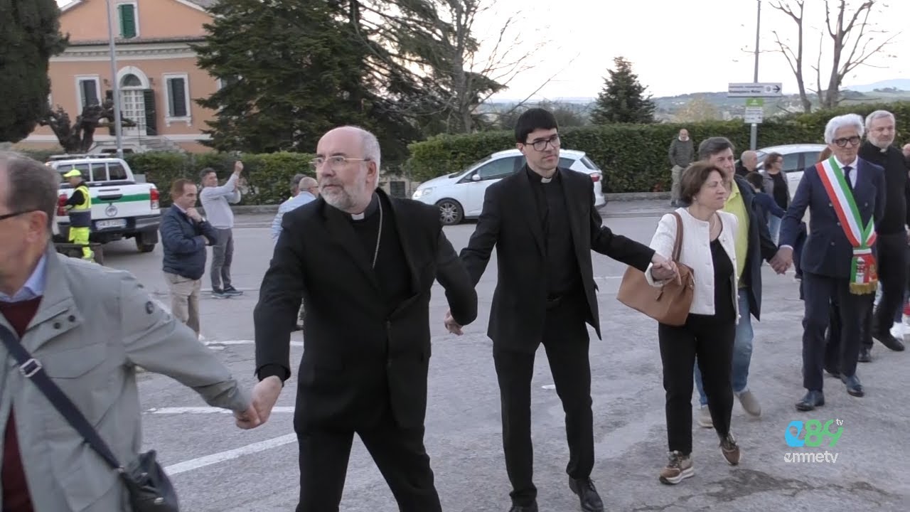 EMMESERA. L'abbraccio della comunità intorno alle Vergini