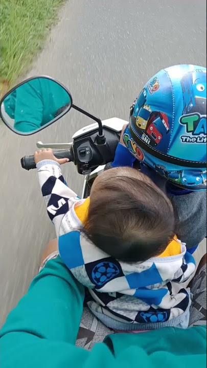 Ade baby  santuy nyetir motor.