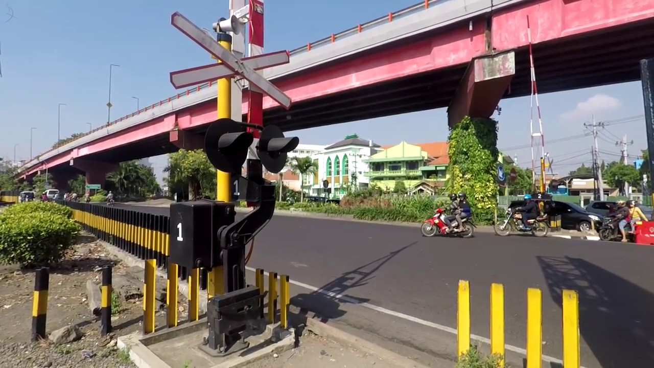 Kompilasi Kereta Api di Perlintasan Wonokromo 2