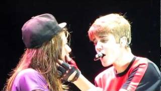 Justin Bieber - One less lonely girl (OLLG) @River Plate Stadium 12/10 HD (Desde FILA 2) LIVE chords