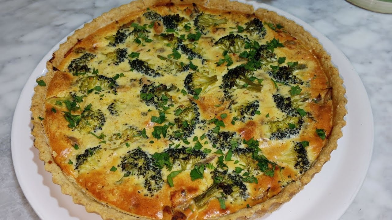 كيش البروكلي 🥦 بالدجاج 🍗العائلي جربيها وادعيلي وصفة تستحق التجربة من شدة بنتها😋😍#كيش_مالح #بروكلي . 