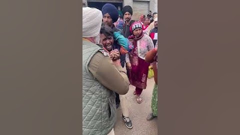 देखो चोर चोरी करता पकड़ा गया पुलिस ने जमकर की पिटाई