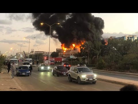 حريق هائل يلتهم مصنع بلاستيك بأكتوبر وسيارات الإطفاء تحاول السيطرة على النيران