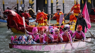 Венецианский карнавал открылся красочной регатой гондол (новости)