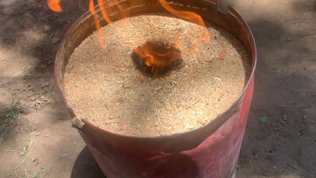 Fogón ecológico de aserrin o estufa casera de material reciclado - YouTube
