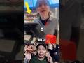 ada yang tau kenapa pelayan resto ini