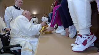 Pope washes feet at women's prison