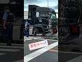 ダンプが分離帯に激突💥