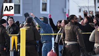 Download Lagu Scene in Minneapolis after ICE agent shoots and kills a woman MP3