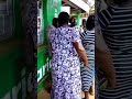 Mtazame Huyu Mwanamke Anavyo Piga Vichwa 