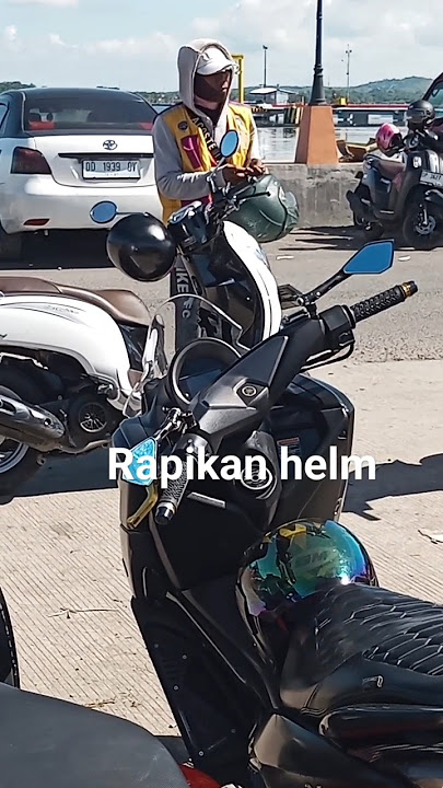 rapikan helm - tukang parkir story