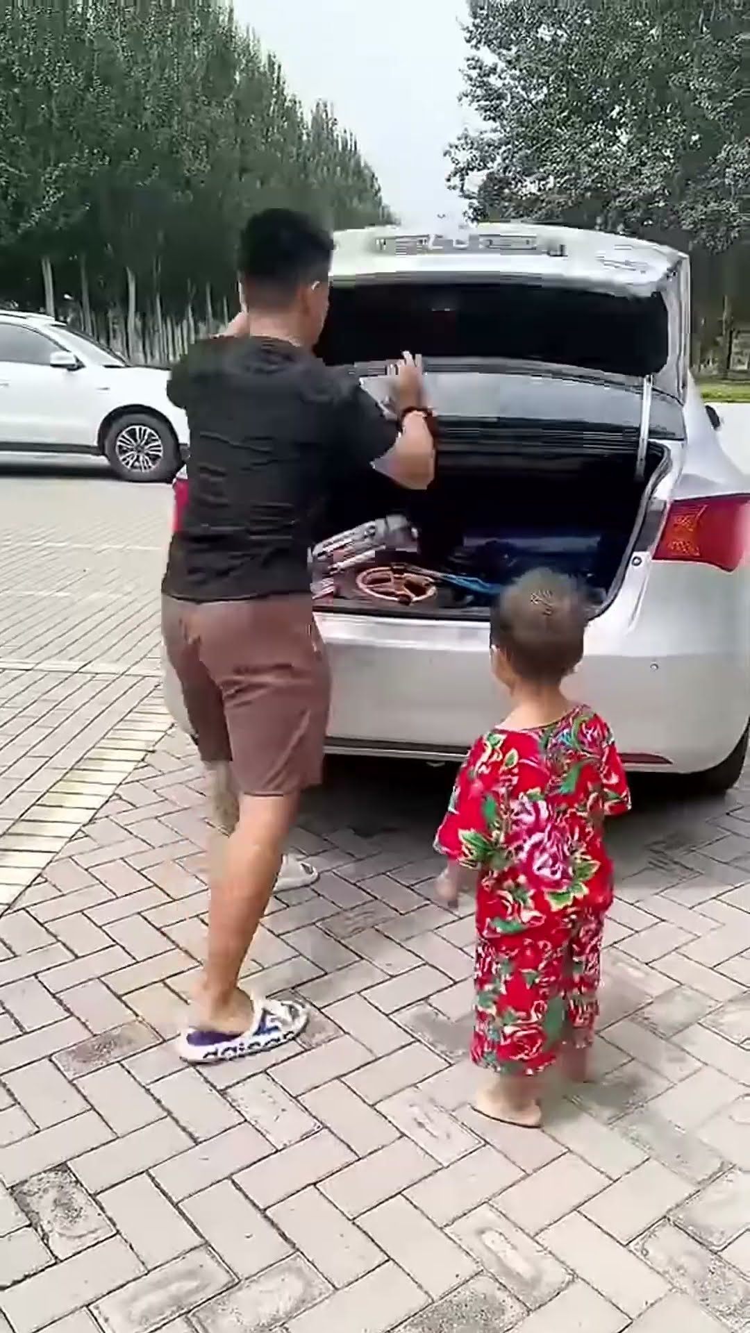 爸爸带娃也太不靠谱了，儿子没上车就跑了#Cute baby#Cute#呆萌小米宝#聪明宝宝#萌娃