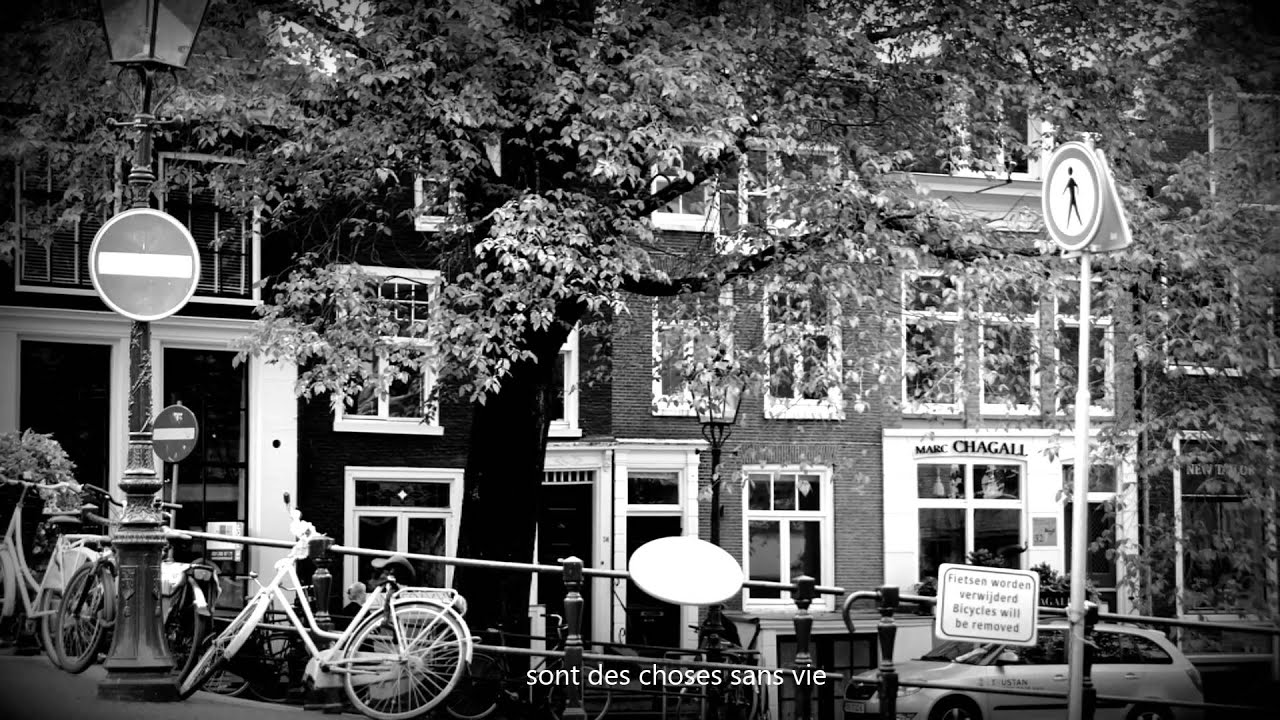 Het is stil in Amsterdam. C'est calme à Amsterdam. It is quiet in