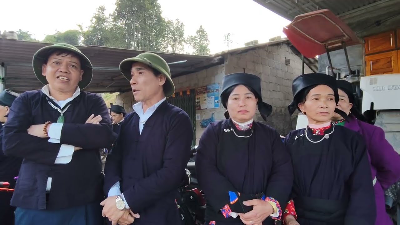 Các bạn hát sli ngày Hội lồng tồng điểm xã Hồng phong 