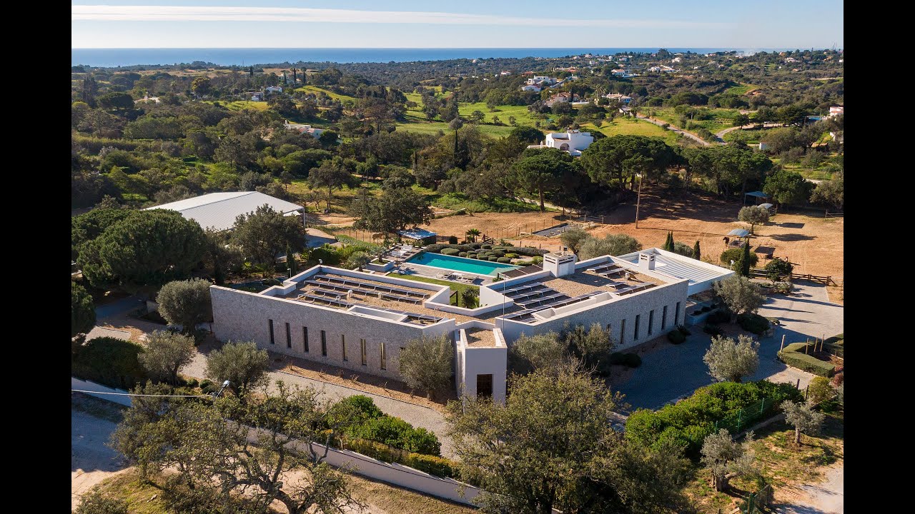 Algarve horse estate with riding facilities, stables and 2 modern