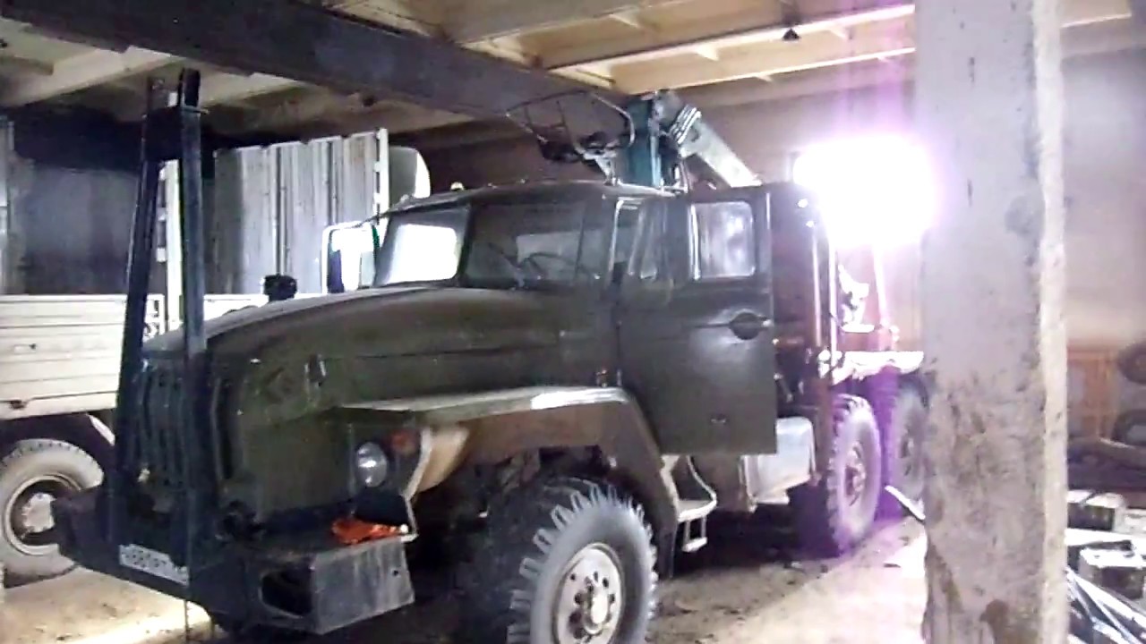 Автомобиль урал с манипулятором