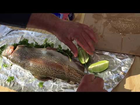 Video: Cara Memasak Ikan Trout Yang Dipanggang Dalam Foil