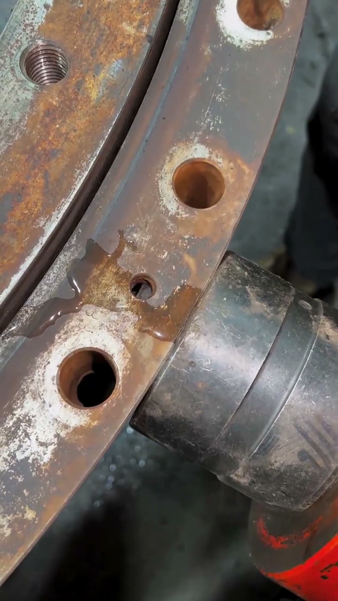 Excavator turntable repair process- Good tools and machinery make work easy