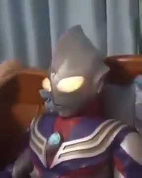 Ultraman sakit demam.