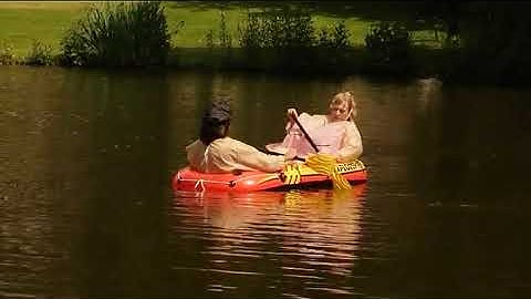 Jongens zwemmen in parkvijver - (Studio040)