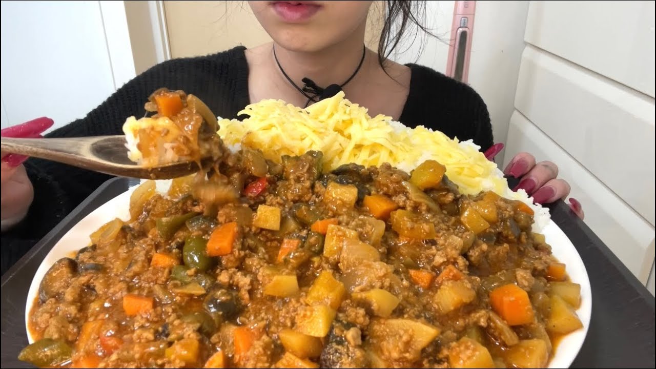 【ASMR，咀嚼音】Minced Meat Curry！チーズ入り具沢山ドライカレー！