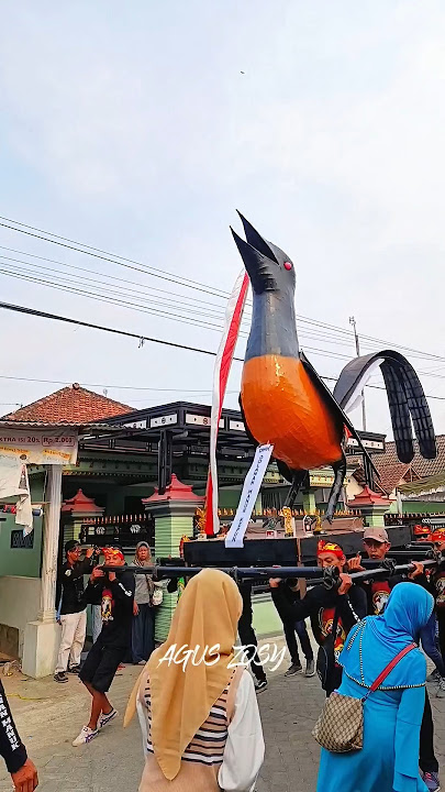 Burung murai raksasa kreatifitas karnaval kepuh