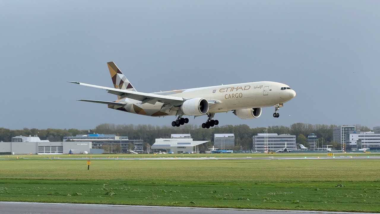 5+ minutes of planes landing in #stormamy at 30+ kts wind | Amsterdam Plane Spotting