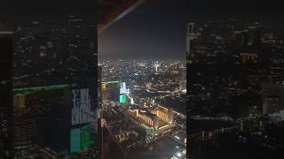 Večer na Sky Baru v jednom z nejvyšších hotelů v Kambodži! 🇰🇭🌃#shorts#cambodia#skybar#tonlesap
