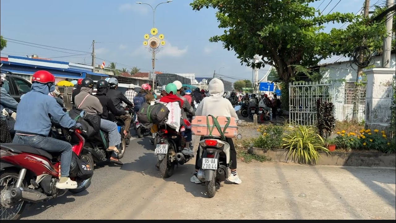  Đông Nghẹt! Bà con Miền Tây trở lại Sài Gòn trưa Mùng 6 Tết quá nắng  #myduyen 