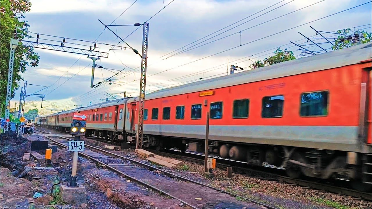 Karmabhoomi Express at full throttle skipping Jhargram! YouTube