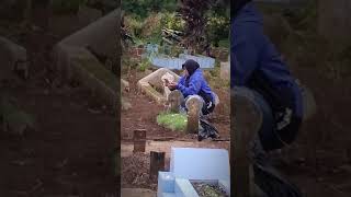 Lagi Baca Surat Yasin ziarah kuburan ngaji suratyasin