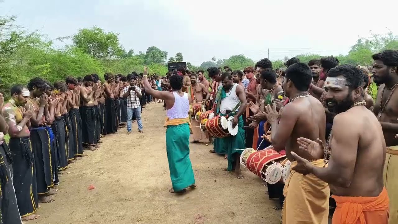 ஐயப்பன் பூஜையில் ஆடி வந்த சாமிகள்  பிரம்மாண்ட சாமிகள் கூட்டத்தின் நடிவே மாஸ் காட்டிய செந்தில் பூசாரி