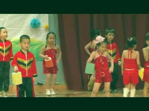 Chinese Lantern Dance performed by students of Sma...