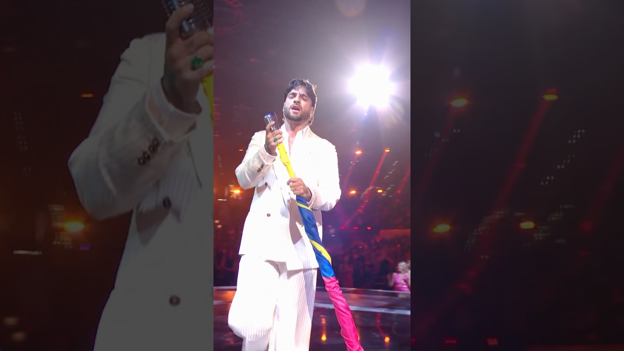 Tu recuerdo en vivo en los AMAs ♥️ Colombia en la casa 🇨🇴 #maluma #colombia #locoxvolver