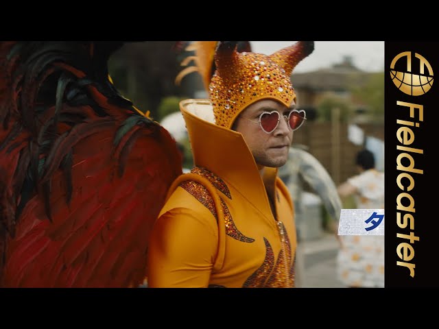 エルトン・ジョンのド派手な衣装にも注目！映画『ロケットマン』 - YouTube
