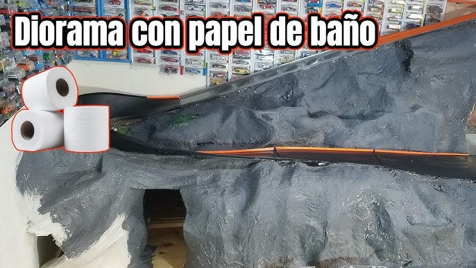 Pista de carrinhos com tubos de papel higiênico 