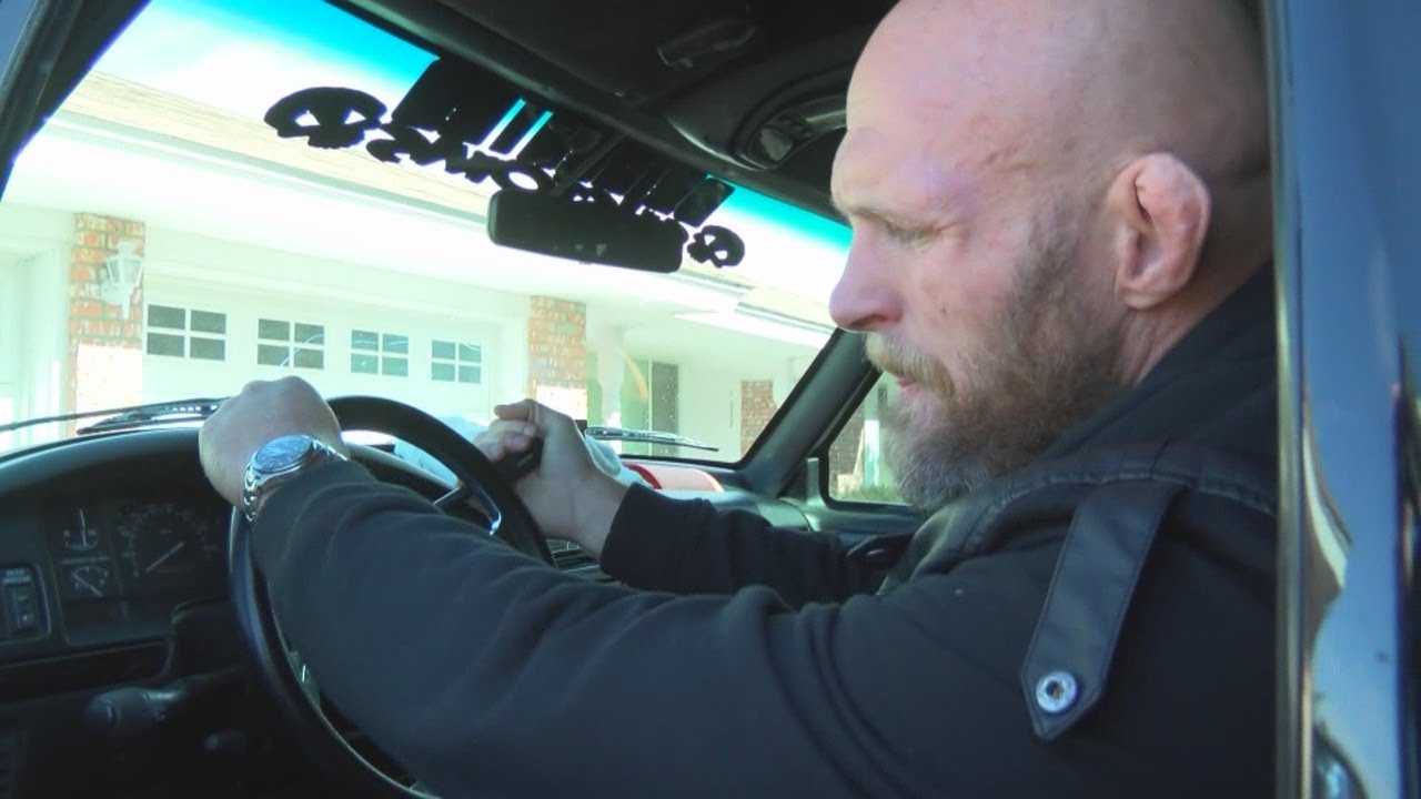 Thief Picks Wrong Mailbox Man To Mess With YouTube thief-picks-wrong-mailbox-man-to-mess-with-youtube