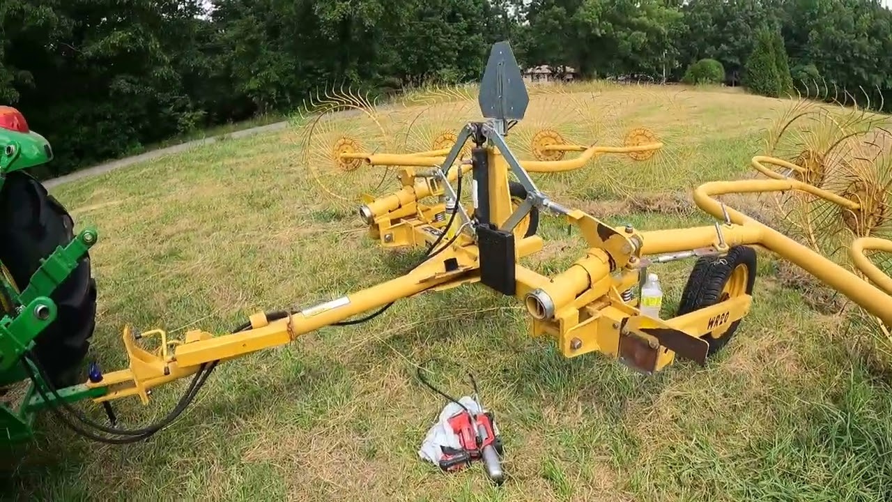 5075E raking hay with Vermeer WR20 - YouTube