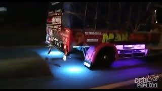 pik up oleng . banyuwangi di geger kan artise situbondo libom mahardika . oleng parah