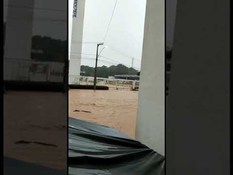 Chuva corta parte da BR-230, arrasta veículos e causa prejuízos em Balsas