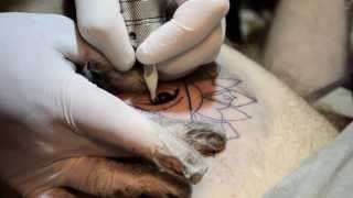 Как набивают татуировки. estet-portal.com(Как набивают татуировки. Многие люди не знают и не понимают как должны набиваться татуировки, насколько..., 2012-04-17T21:04:16.000Z)