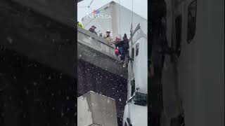 Penyelamatan dari ketinggian terhadap sopir truk saat kabin truk tergantung di jembatan.