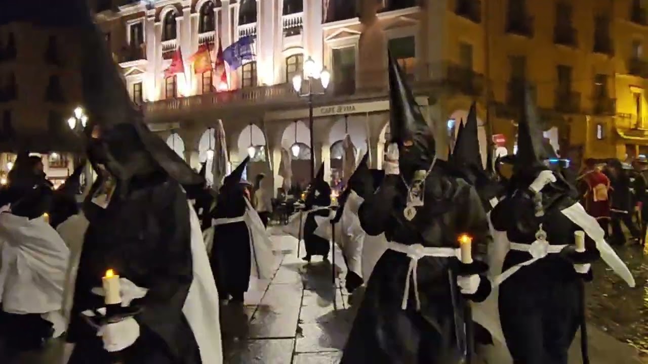 Semana Santa Segovia 2025. Viernes Santo. La lluvia irrumpe en la Procesión de Los Pasos 18/4/2025